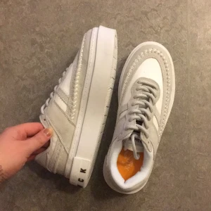  - Skor i strl 37. Oanvända pga fel storlek, beställda från Hongkong. 