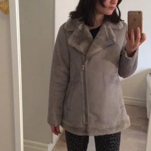  - Jacka från ZARA i fuskmocka, egentligen från barnavdelningen men passar S/M. Så gott som ny. Möts upp i Stockholm!