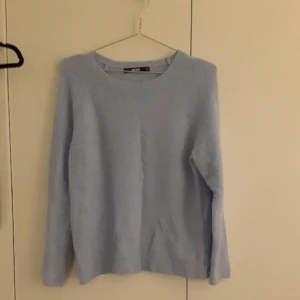  - ljusblå tröja från bikbok 