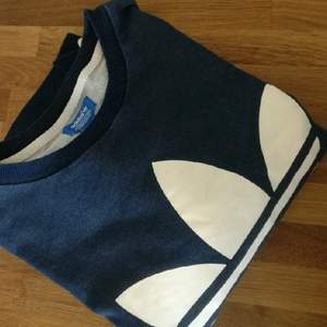 Sweatshirt från Adidas. Använd ett fåtal gånger, mycket bra skick. Fin denimblå färg.