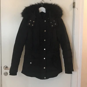  - Svart jacka från Zara. Gulddetaljer och med svart päls. Något figursydd runt midjan.
