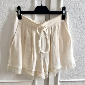  - Säljer ett par helt oanvända shorts från Mango! Passar perfekt till sommaren! Shortsen har gulliga spetsdetaljer nertill! 