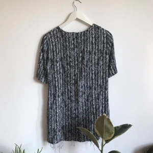  - Lite längre modell. Är inte jag som klippt av den utan den är sydd så. 100% viskos. Från COS 