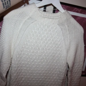  - Superfin stickad tröja från Gina Tricot. Endast använd 1 gång. Säljer för att den inte används.

Frakt kostar 56kr
Kan mötas upp i Vallentuna, Täby C eller Vällingby C :)