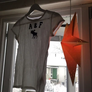  - Köpt i London och det har varit en älskad tröja som använts sparsamt för att den inte skulle bli utsliten:')