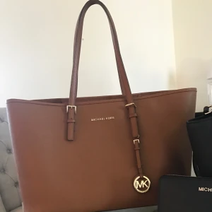  - Michael kors väska inköpt i Apple Store i Emporia år 2015. Nypris 2500kr, säljes för 1500