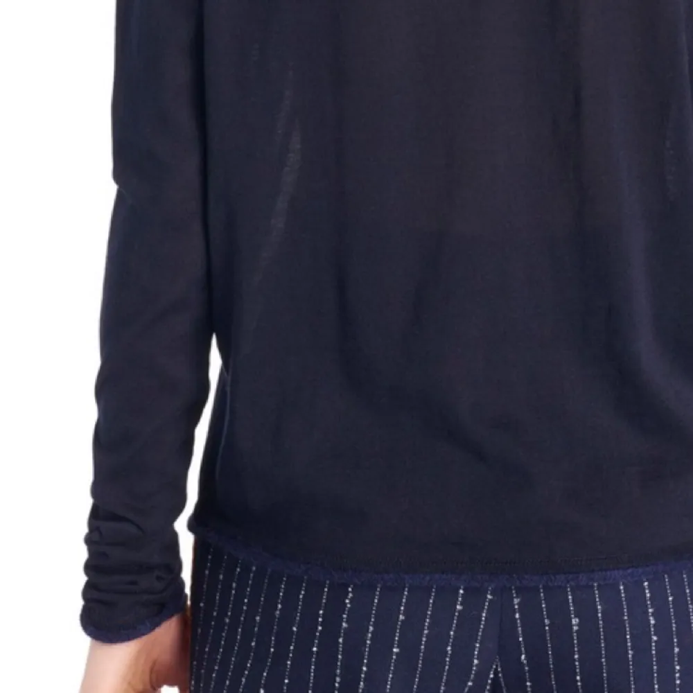 Finstickad tröja från Acne Studios, modell Caci Cotton från hösten 2016. Mörkt marinblå med ljusare blå kanter, i ärmarna och runt nedre kanten, som kontrast. Aldrig använd pga fel storlek. Nypris ca 1500kr. . Tröjor & Koftor.
