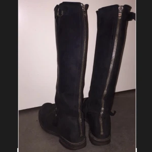  - Jag har vanligtvis storlek 38-39, men 37 passar perfekt för mig i primebootsen. Dom har två år på nacken och är rätt så flitigt använda. Köpta för 3700! 