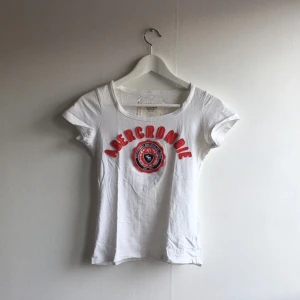  - Vit Abercrombie & Fitch T-shirt med tryck framtill