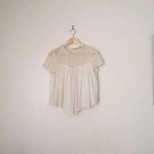  - Vit, söt blus från Zara. Lite genomskinlig och luftig. Perfekt till vår/sommar! 