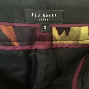  - Svarta kostymbyxor med pressveck i storlek 2, vilket motsvarar ca strl M. Använda en gång.