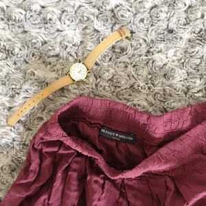  - Söt vinröd/plommonfärgad kjol från Brandy Melville med resår i midjan. Jag skulle placera den i storlek S🌸 Frakt tillkommer! 