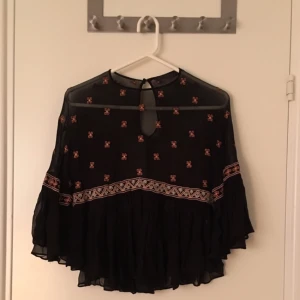  - Söt blus från ZARA. Rätt så genomskinlig! Frakt tillkommer :) 