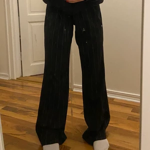 Vida tygbyxor 😙 - Vida svarta tygbyxor med svaga ränder💓 ganska långa och passar på dig som är 160-170😙 byxorna kommer inte till användning så jag säljer dom gärna✨🥰