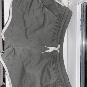 Mjukisahorts - Gröna mjukishorts som inte kommer till användning💓jättesköna och snygga, använda ett fåtal gånger😙