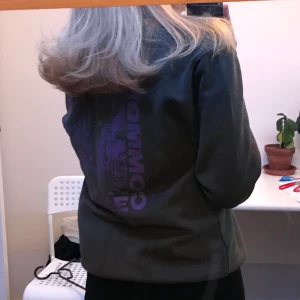 Supersnygg grå tröja! - Supersnygg grå tröja från hm med tryck på rygg och text på framsidan. Sitter bra på mig som är 1,65, storlek s, herrstorlek. Använt en gång, säljer pågrund av att jag har för mycket kläder!!❤️.              Tar swish och kan skickas!