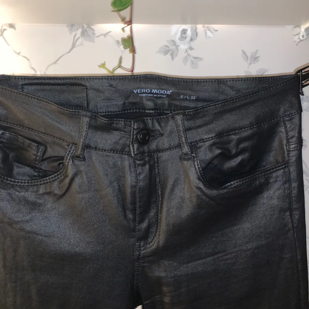 Coated jeans från vero Moda i storlek W s/ L 32. Läderliknande med låg/mid waist! . Jeans & Byxor.