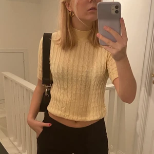Stickad t-shirt - Säljer denna fina ljusgula stickade t-shirt! Den är i bra skick och i storlek s. Frakt tillkommer!