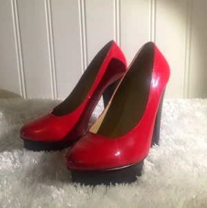  - Röda, högklackade skor köpta på Nelly. Knappt använda, då de är för smala för mig. Små repor på insidan då de skavt mot varandra, men de tänker man inte på när de sitter på! Platån vid tån gör det lättare att gå i dem. Hör av dig om du har några frågor! 😊