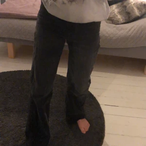Gråa zara jeans - Jag säljer mina gråa zara jeans jag andvänt ett fåtal gånger.