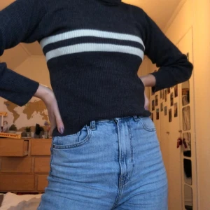 Polo med ränder - En supergullig stickad polotröja med två vita ränder. Köparen står för frakten, men kan också mötas upp i Lund och Malmö💞🥰🥳❤️😚