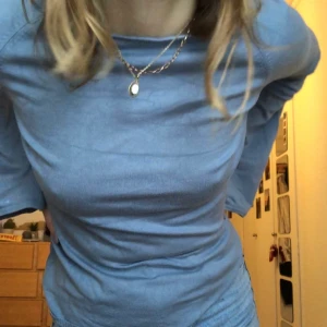 Blå tröja - En mysig tröja som passar perfekt nu i de kalla tiderna. Passar alla mellan S-M. Köparen står för frakten, men jag kan också mötas upp i Malmö eller Lund!💞💞🥰😚