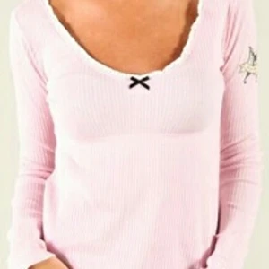  - En ljusrosa oddmolly tröja Använd 2gr  Inköpspris 700kr  Priset kan diskuteras 💖  (Inte mina bilder) 