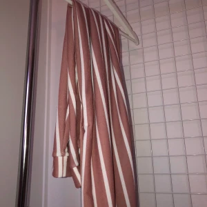 Randiga brallor från Nelly - Mjuka och sköna byxor, dock för små i min midja! Köpta från Nelly💕