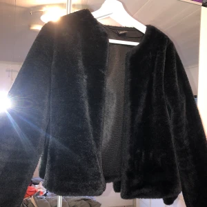 svart pälsjacka - Pälsjacka ifrån Gina Tricot, använd 1-2 gånger och väldigt bra material