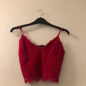 Topp - Top i mörkare rosa färg. Kommer ej till användning. Storlek XS. 49kr.