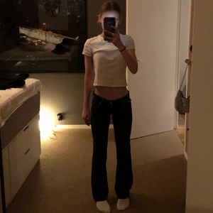 As snygga Rock And Republic jeans - INTRESSEKOLL på dessa as snygga jeansen från Rock And Republic. Älskar dem jättemycket men vill kolla hur mkt jag kan få för dem. Dem är verkligen i jätte bra skick å det är inget fel med dem alls! Dem har inga hål, fläckar osv. Jag på bilden är ca 165 å passar mig perfekt i längden😋 Men det går att sprätta upp byxan å göra dem längre! Jeansen är ca 80cm i midjan men jeansen är low waist😊❤️ Startat en budgivning då flera har visat intresse för jeansen😊 Buda! Högsta bud: 580kr + frakt.