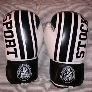 Boxningshandskar - Använd ca 3 gånger. Ingen slitage eller liknande. Köpta på Stockholm Kickboxning