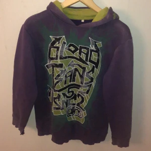 hoodie - galet cool lila hoodie med tryck på som endast finns i ett exemplar. Slitningar i slutet på ärmen därav lägre pris (man kan lätt fixa till det genom att sy) Frakt 63kr💜