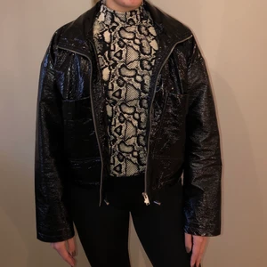 Jacka från nakd  - Jacka från nakd i glansigt material. Använd vid ett fåtal tillfällen. 