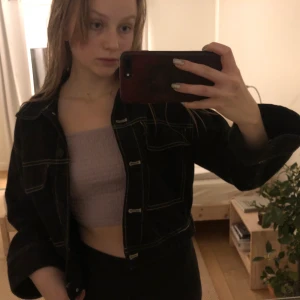 Svart Jeansjacka 💣 - Croppad svart Jeansjacka varav sömarna är vita i storleken M💣 Används väldigt ofta men är i ett väldigt gott skick. Kontakta vid intresse🖤