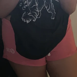 MJUKIS SHORTS - Säljer ett par mjukis shorts, knappt använda och skulle vara perfekt för någon som hellre vill ha mjukis shorts än mjukisbyxor, finns på gröna linjen, tar emot Swish & kontanter :)