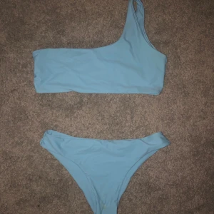 Bikiki - Bikini från Shein som aldrig är använd då den är för liten. Storlek L men mer som S/M. 70kr+frakt för båda 😍😍