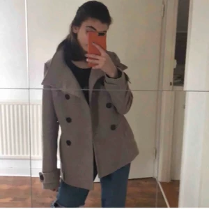Beige kappa - Beige kappa från h&m. Kostar 600kr nypris. Använd inte och skicket är 8/10. Storlek Xs men passar en S också