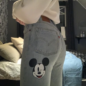 Levis x Mickey Mouse - Storlek W25 L28. Skick 10/10, använda ca 5 gånger. Ordinarie pris 1200kr. Bud startar på 400 vid stort intresse, buda över med minst 15kr. Betalning sker via swish. Köparen står för frakt.