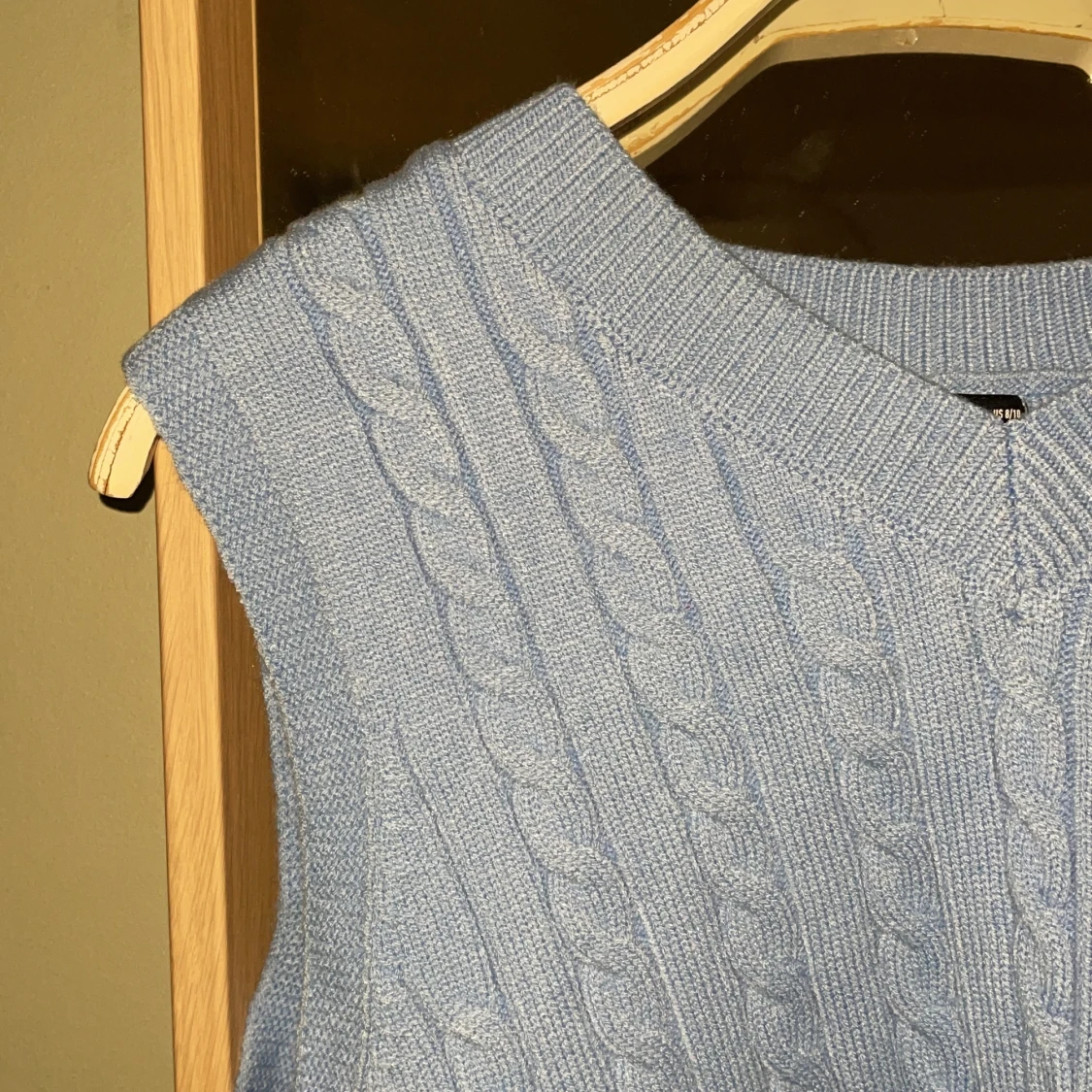 Blå kabelstickad slipover - 90