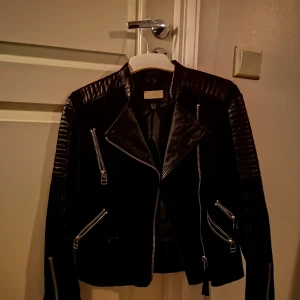Mocka jacka mango  - Väldigt snygg jacka som passar xs-s. Jag har s i vanligt fall men denna passar mig väldigt bra som ni ser på bild. Svart med silvriga detaljer. Använd fåtal gånger tyvärr. Ni står för frakten. 