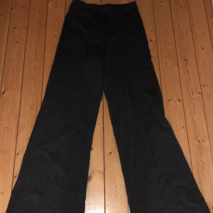 Gina byxa Xs/S - Aldrig använt dessa byxoe. Långa på mif för att jag är 156cm.  Mycket fina. 