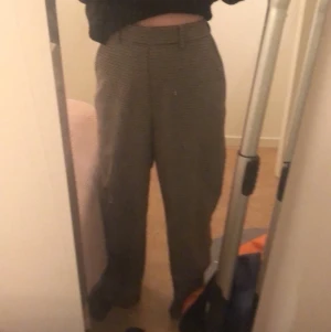 Kostymbyxor  - Säljer mina älskade kostymis från Uniqlo. Storlek 34, men lite stora på mig, passar upp till 36/38. Mycket resår. Köparen står för frakt. Buda 