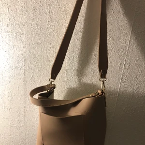 VÄSKA  - Jätte fin väska, nyskick på utsidan lite smutsig på insidan (inget som syns för allmänheten) .