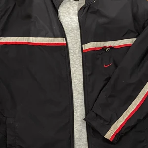 Vintage Nike - Säljer nu min vintage Nike windbreaker! Jackan är one of a kind och är asball med ett linne eller hoodie 🔥 Skickar gärna fler bilder privat om det behövs! 🥰 (Köpt på Depop för 500kr)