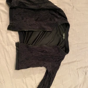 Kort gullig tröja - En tröja som är ganska kort i modellen, använd några gånger, är i gott skick. Finns detaljer på den, skriv för flera bilder,, pris går att diskutera 💓