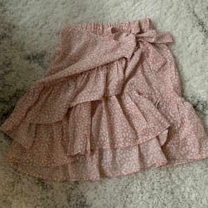 Ljusrosa kjol från SHEIN strl S - Väldigt fin sommarkjol i ljusrosa färg🤍Storlek S💗 Från SHEIN men har hållt sitt skick väldigt bra. Använt en gång så att den är i princip oanvänd. 