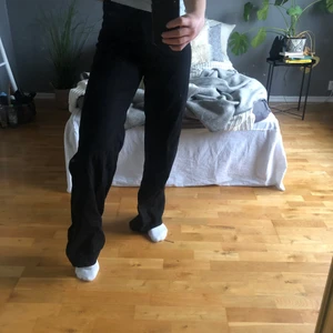 Massimo Dutti jeans - Jeans med vida ben. Säljer pågrund av att dem är för stora för mig... köpta för 600kr knappt använda och i ett strålande skick!