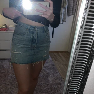 Levis kjol  - Jeans kjol från levis med slitningar. Fint skick eftersom jag bara använt fåtal gånger 