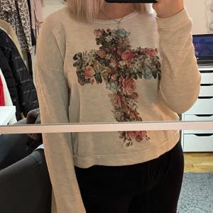 Tröja från gina - Fin gråbeige tröja från Gina som inte säljs längre och tyvärr inte kommer till någon användning då den bara hänger i garderoben. Liten svart fläck på vänstra armen (sista bilden) men går nog bort i tvätten. Pris + 62kr frakt, hör av er vid frågor 🦋